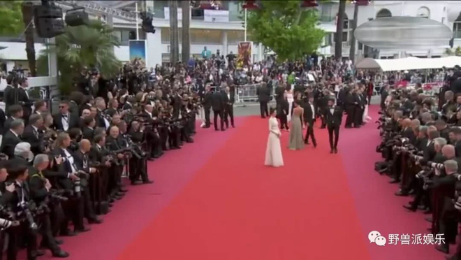 Màn đi thảm đỏ hài nhất Cannes 2018: Tình cũ G-Dragon chiếm hẳn 9 phút để...xoay tròn